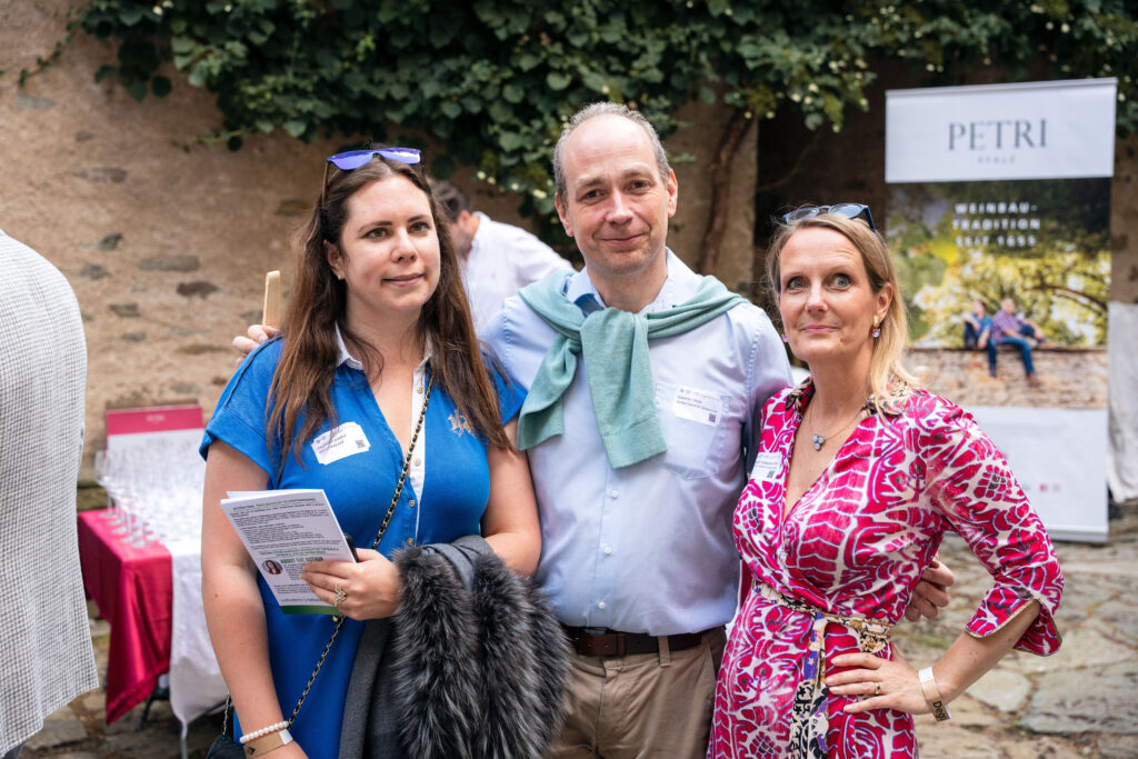 Dr. Priscilla Schelp, Carsten Fritz und Stefanie Hubbard-Ford beim Netzwerken im Rahmen des Finfluencer Circles